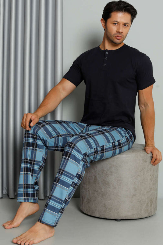 Ensemble pyjama bleu marine à carreaux imprimés et boutons, manches courtes.