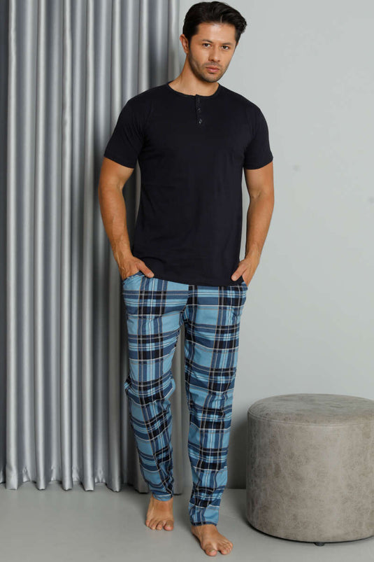 Ensemble pyjama bleu marine à carreaux imprimés et boutons, manches courtes.