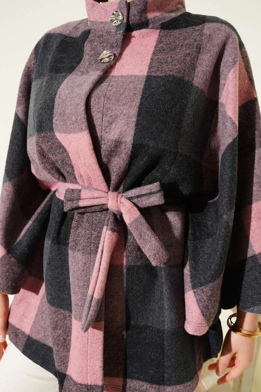 Poncho en cachemire à carreaux boutonné rose poudré