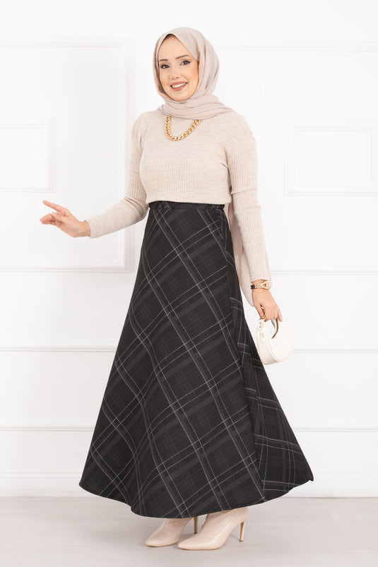 تنورة غوص سوداء بنقشة مربعات