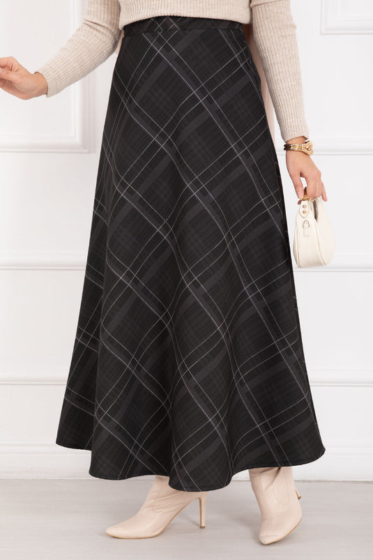 تنورة غوص سوداء بنقشة مربعات