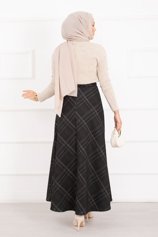 تنورة غوص سوداء بنقشة مربعات