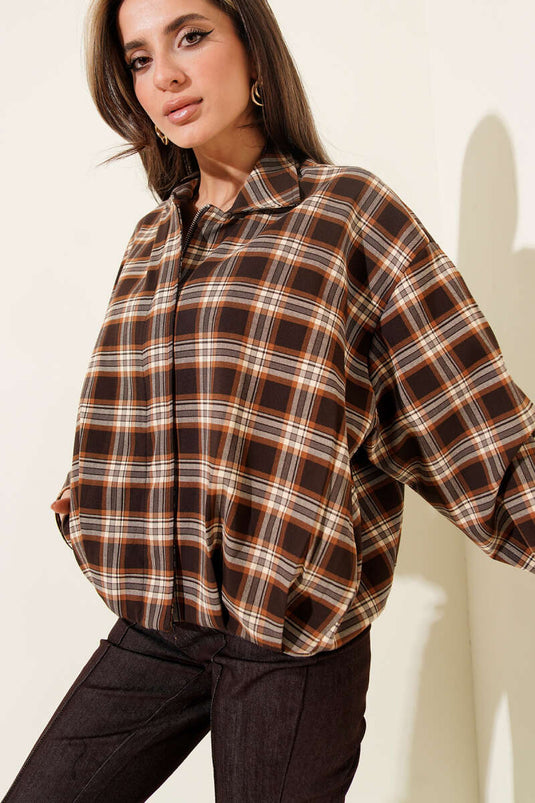 Chaqueta corta con cremallera y diseño a cuadros en color café