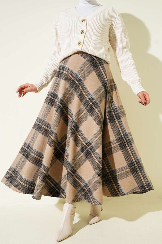 تنورة كلوش من قماش الكاشيه بنقشة إيكوزي بلون الجمل