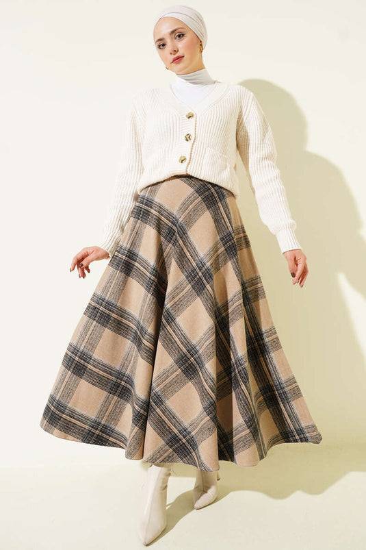 تنورة كلوش من قماش الكاشيه بنقشة إيكوزي بلون الجمل