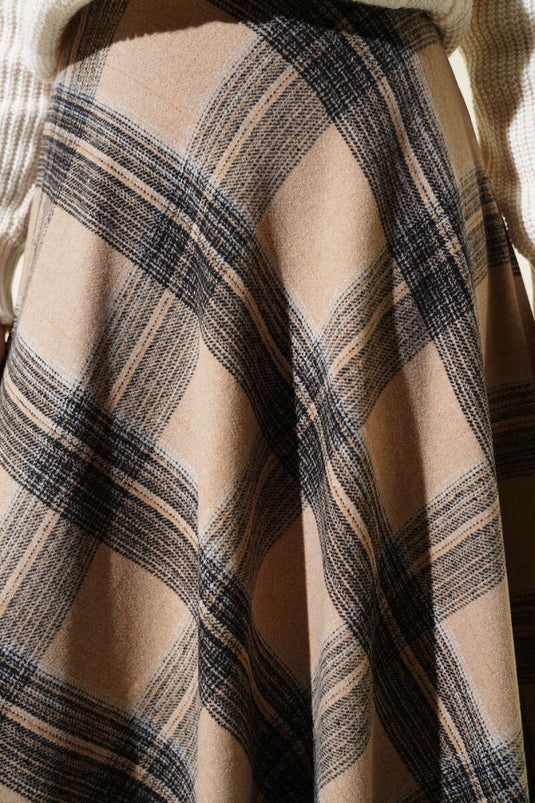 تنورة كلوش من قماش الكاشيه بنقشة إيكوزي بلون الجمل