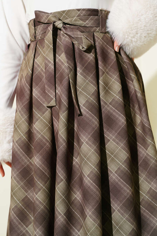 تنورة بحزام بنقشة إيكوز باللون الكاكي