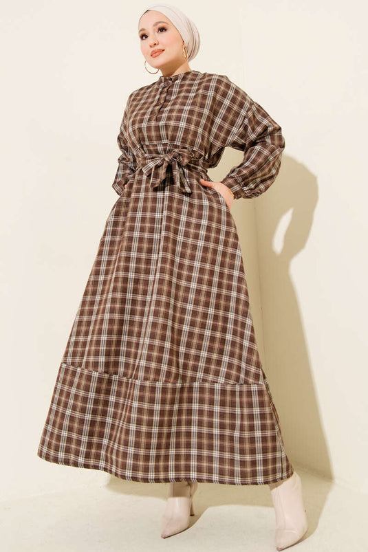 فستان بياقة إيكوسيلي بأزرار بني