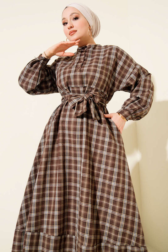 فستان بياقة إيكوسيلي بأزرار بني