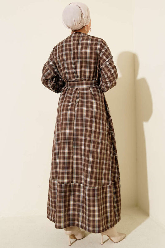 فستان بياقة إيكوسيلي بأزرار بني