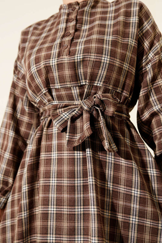 فستان بياقة إيكوسيلي بأزرار بني