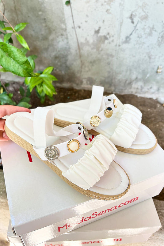 Sandales-chaussons blanches à brides flexibles et boucle en perles