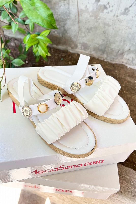 Sandales-chaussons blanches à brides flexibles et boucle en perles