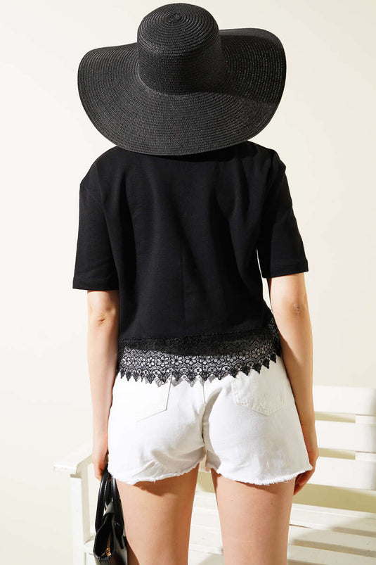 تنورة سوداء قصيرة مع تفاصيل الدانتيل