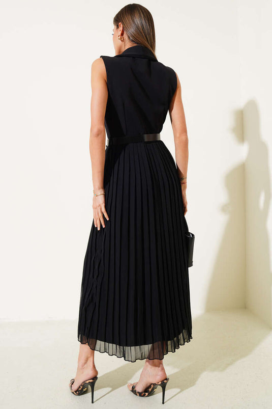 Robe noire plissée sans manches et ceinture