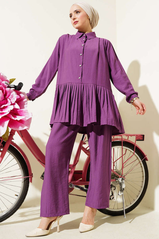 Costume deux pièces à jupe plissée et demi-boutonné magenta