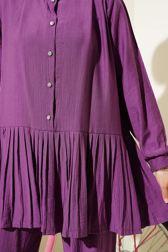 Costume deux pièces à jupe plissée et demi-boutonné magenta