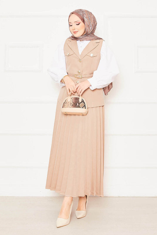 Costume deux pièces beige avec jupe plissée et ceinture