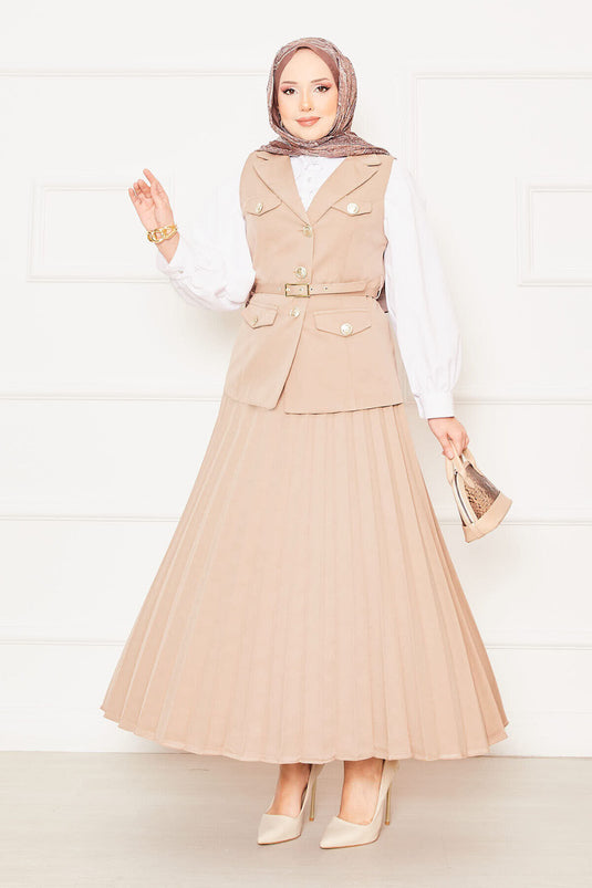 Costume deux pièces beige avec jupe plissée et ceinture