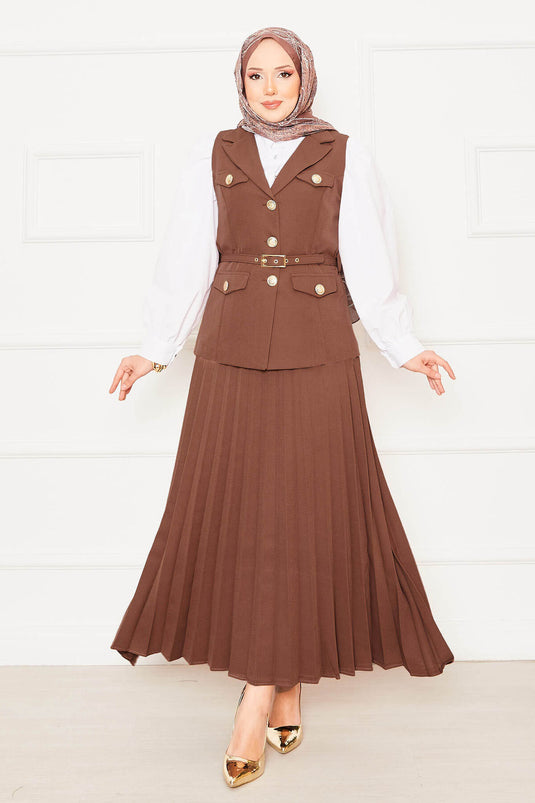 Geplooide rok, getailleerde tweedelig pak, bruin