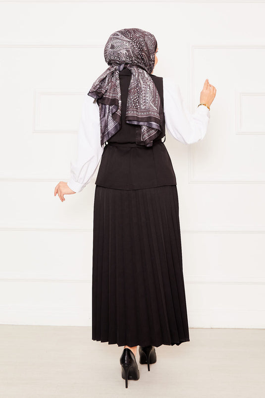 بدلة سوداء من قطعتين مع تنورة مطوية وحزام