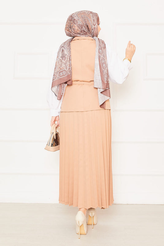 Costume deux pièces avec jupe plissée et ceinture en vison