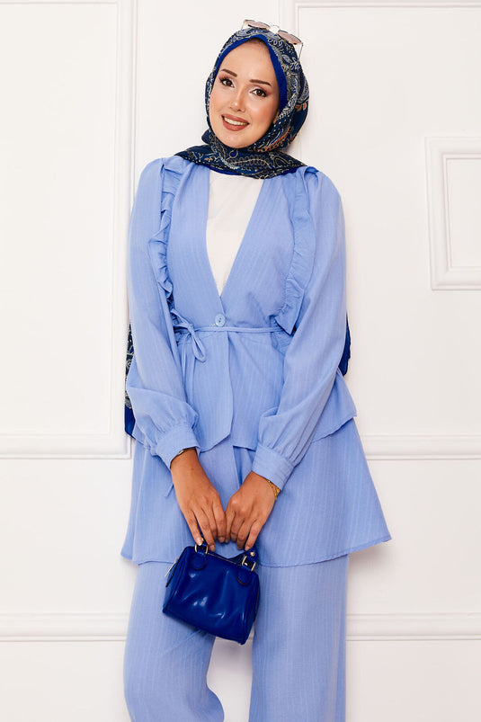 Costume deux pièces avec volants et détails volantés sur la jupe, bleu bébé