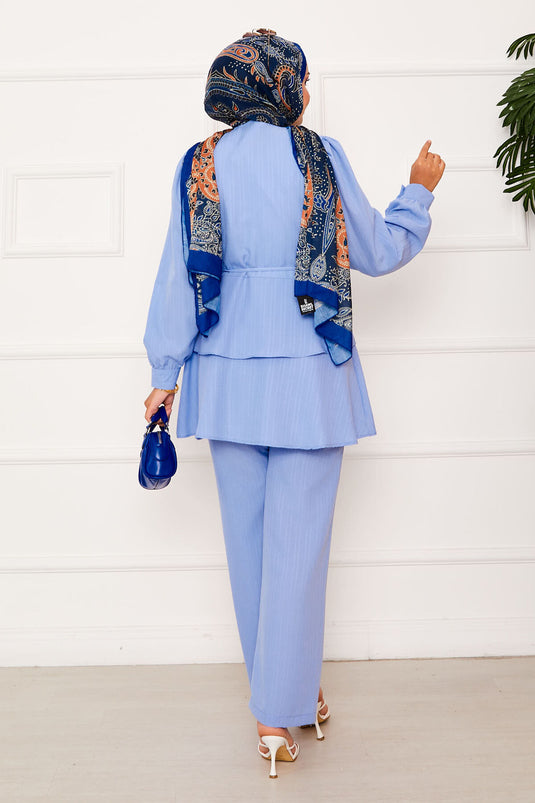 Costume deux pièces avec volants et détails volantés sur la jupe, bleu bébé