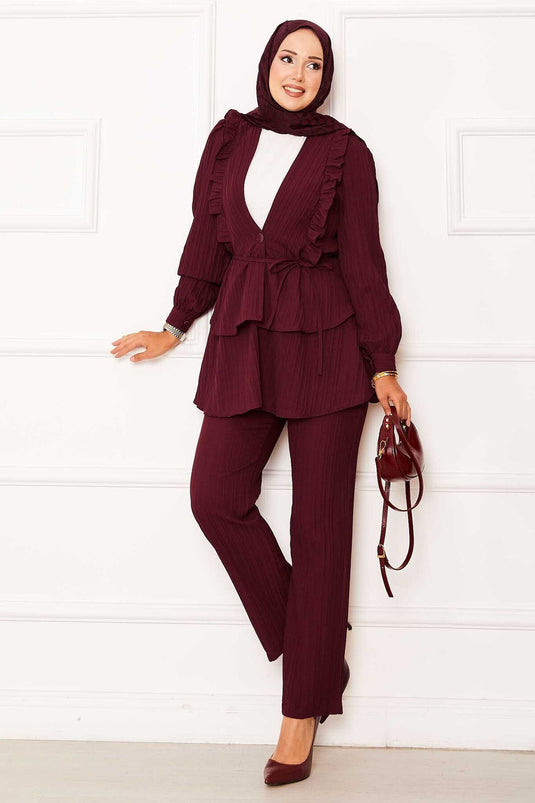 Costume deux pièces bordeaux avec volants et détails volantés sur la jupe