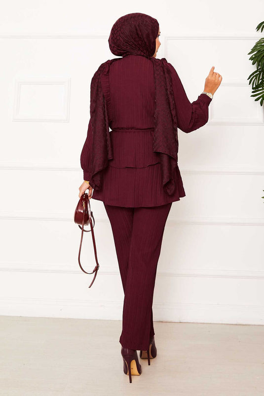 Costume deux pièces bordeaux avec volants et détails volantés sur la jupe