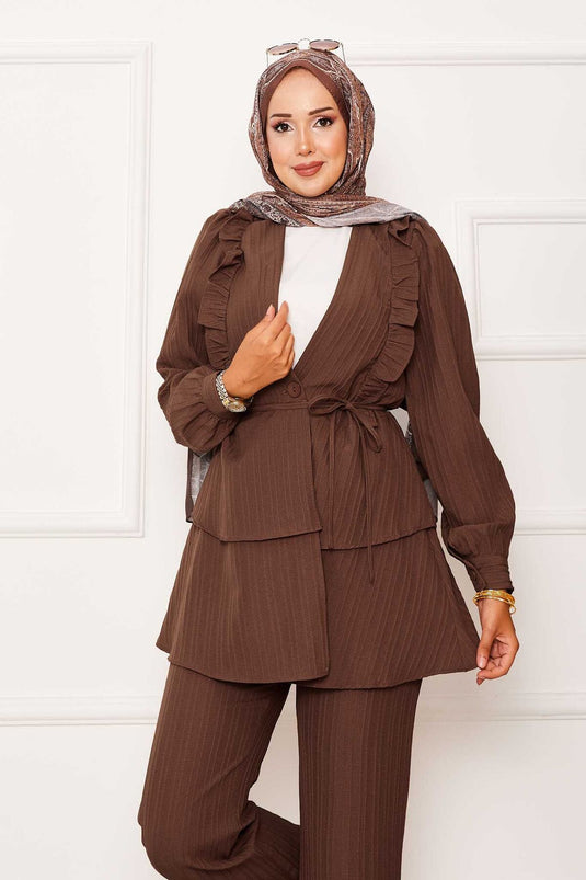 Costume deux pièces marron avec volants et détails sur la jupe