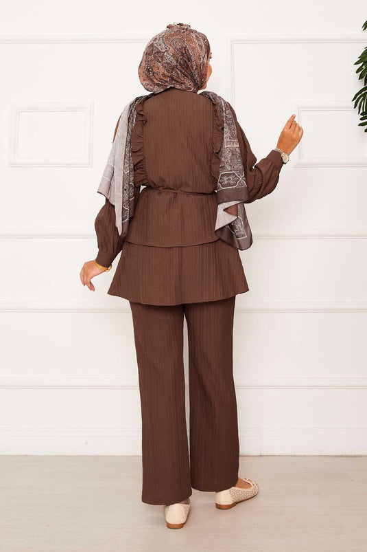 بدلة بنية من قطعتين مع كشكشة وتفاصيل كشكشة على التنورة