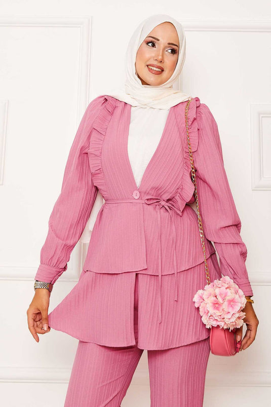 Costume deux pièces rose avec volants et détails volantés sur la jupe