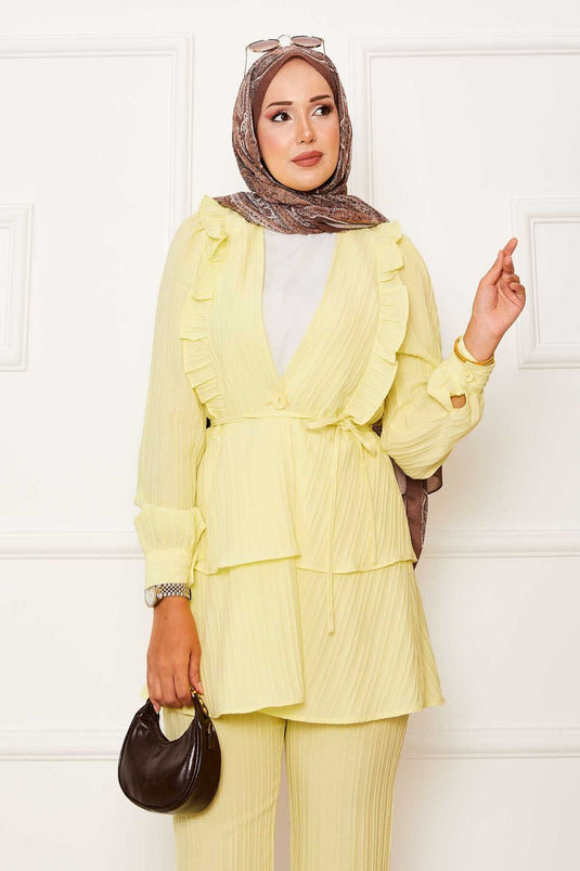 Costume deux pièces jaune avec volants et détails volantés sur la jupe