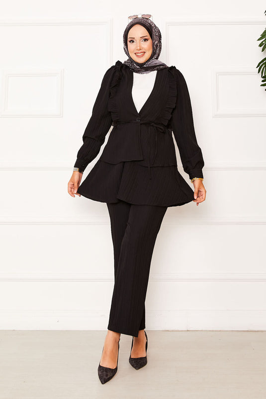بدلة من قطعتين مع كشكشة وتفاصيل كشكشة على التنورة، باللون الأسود