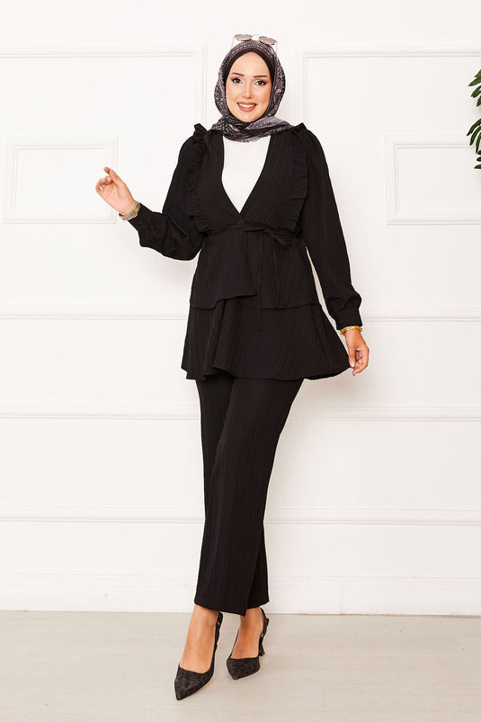 بدلة من قطعتين مع كشكشة وتفاصيل كشكشة على التنورة، باللون الأسود