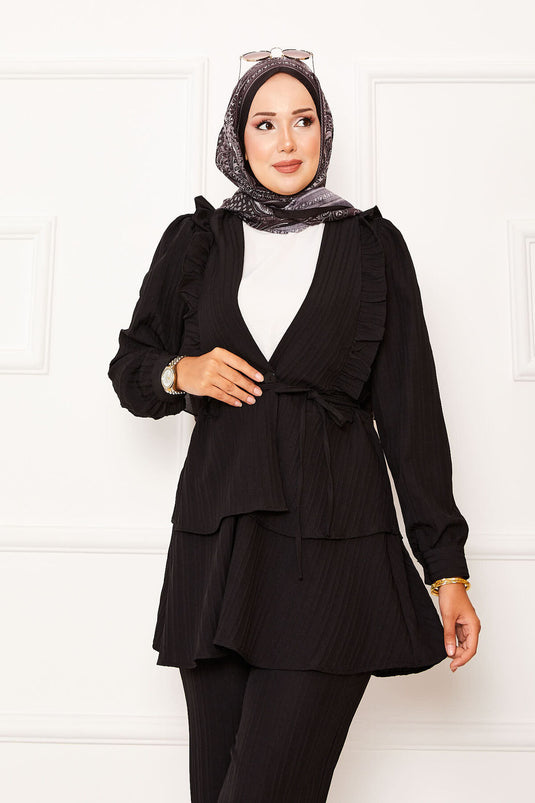 Costume deux pièces avec volants et détails volantés sur la jupe, noir