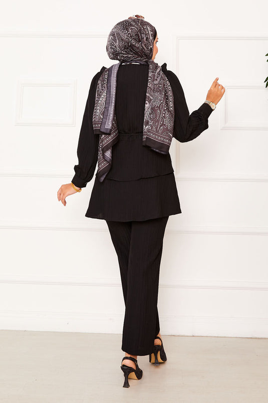 بدلة من قطعتين مع كشكشة وتفاصيل كشكشة على التنورة، باللون الأسود
