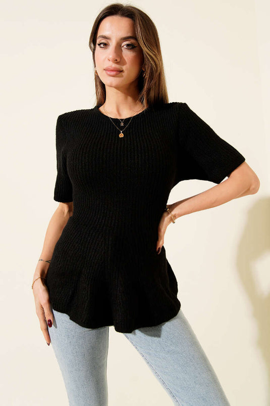 بلوزة صوفية بأكمام قصيرة وتنورة كشكش سوداء