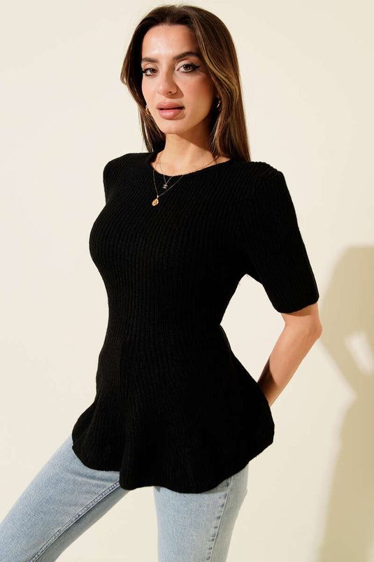 بلوزة صوفية بأكمام قصيرة وتنورة كشكش سوداء