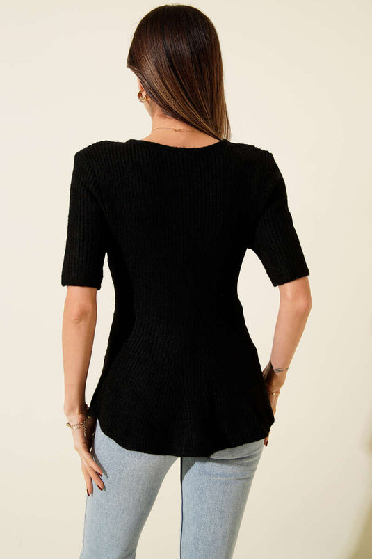 بلوزة صوفية بأكمام قصيرة وتنورة كشكش سوداء