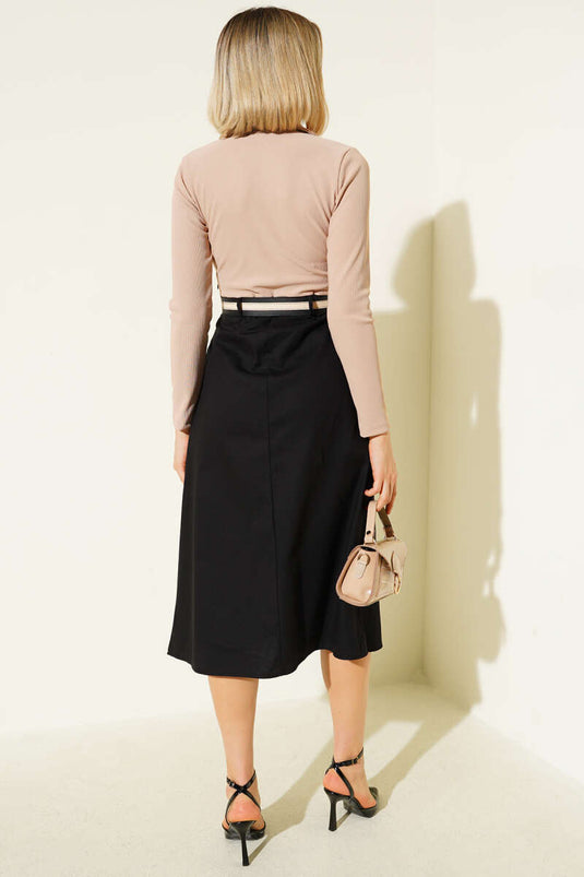 Robe couleur café au lait avec jupe plissée et ceinture