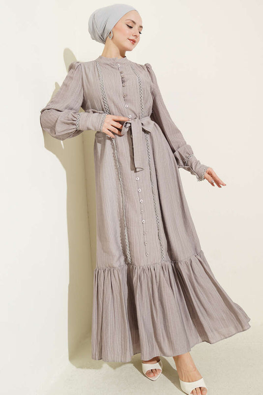 Vestito grigio con gonna plissettata e cintura