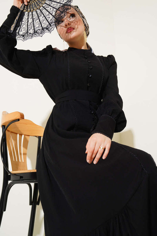 فستان أسود بطيات وحزام من إيتك