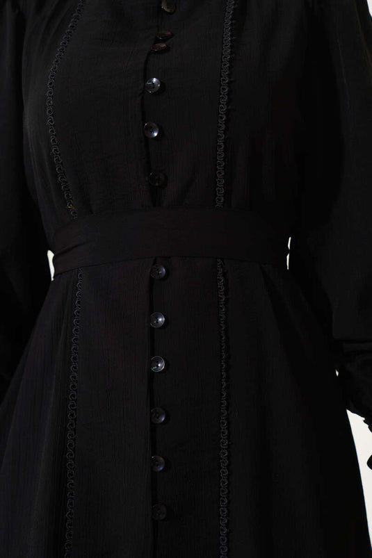 فستان أسود بطيات وحزام من إيتك