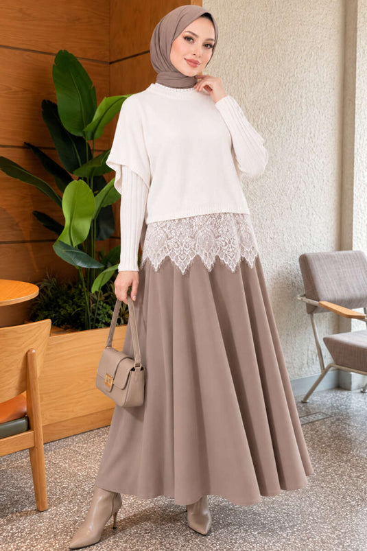 Beiger Strickpullover Mit Spitzenabschluss