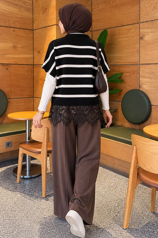 Schwarzer Gestreifter Strickpullover Mit Spitzenabschluss