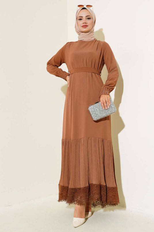 Kleid mit Spitzensaum in Hellbraun