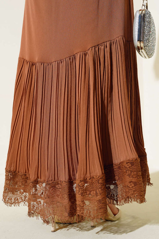 Kleid mit Spitzensaum in Hellbraun