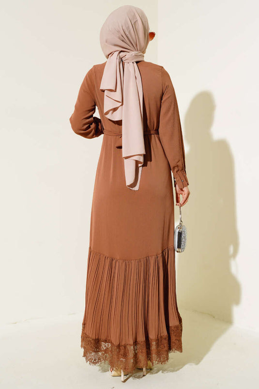 Kleid mit Spitzensaum in Hellbraun